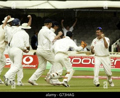 England Spin Bowler Ashley Giles (rechts) feiert mit Teamaten, nachdem der dritte Schiedsrichter den westindischen Batsman Pedro Collins, gestürzt von Flechtkeeper Geraint Jones, am letzten Tag des ersten Npower-Tests bei Lords, aus dem Rennen gegeben hatte. Stockfoto