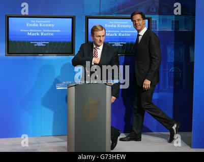 Der niederländische Premierminister Mark Rutte (rechts) kommt zu einem Treffen und Arbeitsessen mit Taoiseach Enda Kenny in den Regierungsgebäuden in Dublin an. Stockfoto