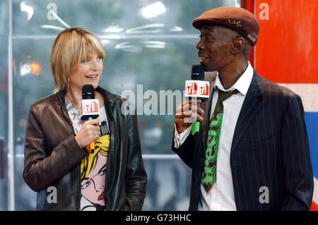 Maxi Jazz und Sister Bliss von Faithless während ihres Gastauftritts auf MTV's TRL - Total Request Live - Show, in ihren neuen Studios im Leicester Square, im Zentrum von London. Stockfoto