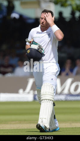 Cricket - Investec First Test - England / Sri Lanka - Tag eins - Lord's. Der englische Ian Bell reagiert, nachdem er während des ersten Investec Test-Spiels am Lord's Cricket Ground, London, sein Wicket für 56 Läufe verloren hatte. Stockfoto