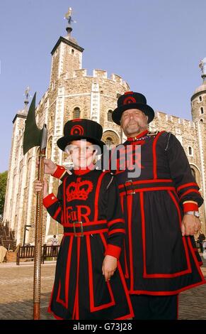 Vahan Salorian, 11, aus Barnoldswick in Lancashire, steht mit seinem Führer für den Tag Yeoman Gefängniswärter John Keohane, vor dem Weißen Turm, auf dem Gelände des Tower of London. Der glückliche Junge gewann einen Wettbewerb, um ein Yeoman Warder of the Tower zu werden, und kam früh an, um seine Beefeater-Uniform auszuprobieren und den Tag an einer der beliebtesten Touristenattraktionen der Hauptstadt zu verbringen. Stockfoto