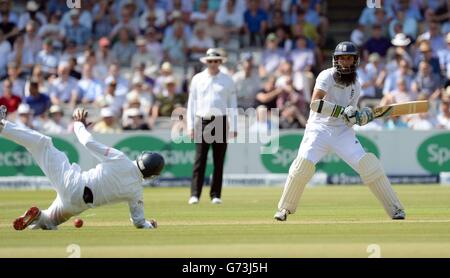 Englands Moeen Ali schlägt während des Tages eines der Investec Test-Matches im Lord's Cricket Ground, London. Stockfoto