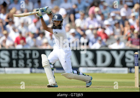 Englands Moeen Ali schlägt während des Tages eines der Investec Test-Matches im Lord's Cricket Ground, London. Stockfoto