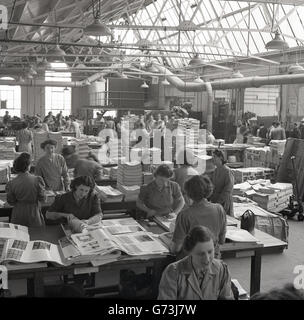 der 1950er Jahre, historische, Bild zeigt eine weibliche Arbeitnehmer drucken Unternehmen Hazell, Watson & Viney zusammentragen Zeitschriften nach dem Druck. Stockfoto