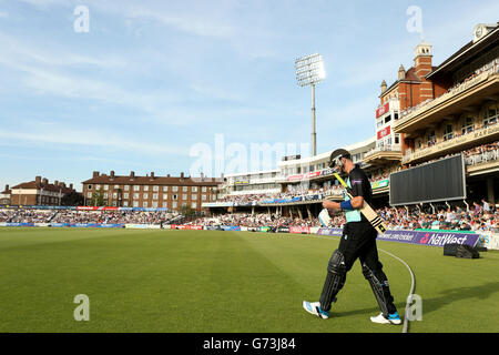 Cricket - NatWest T20 Blast - South Division - Surrey / Essex - Kia Oval. Kevin Pietersen von Surrey geht zum Schlägen Stockfoto