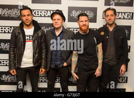 Fallout Boy bei der Ankunft bei den Kerrang Awards, bei der Troxy, im Osten Londons. Stockfoto