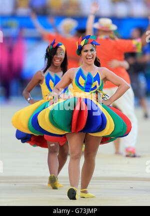 Fußball - FIFA Fußball-Weltmeisterschaft 2014 - Gruppe A - Brasilien - Kroatien - Arena Corinthians. Darsteller während der Eröffnungszeremonie in der Arena Corinthians im Aufbau für das Eröffnungsspiel der WM. Stockfoto