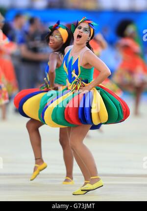 Fußball - FIFA Fußball-Weltmeisterschaft 2014 - Gruppe A - Brasilien - Kroatien - Arena Corinthians. Darsteller während der Eröffnungszeremonie in der Arena Corinthians im Aufbau für das Eröffnungsspiel der WM. Stockfoto
