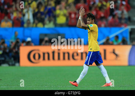 Der brasilianische Junior Neymar verlässt das Feld, nachdem er gebetäubt wurde Stockfoto