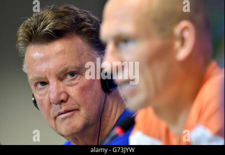 Fußball - FIFA Fußball-Weltmeisterschaft 2014 - Gruppe B - Spanien gegen Niederlande - Niederländische Trainingseinheit - Arena Fonte Nova. Der niederländische Trainer Louis van Gaal und Arjen Robben Stockfoto