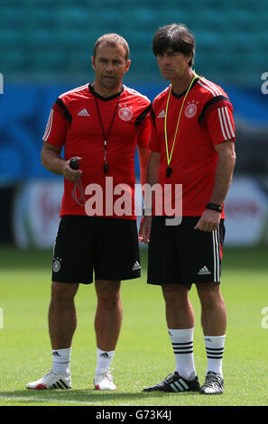 Fußball - FIFA Fußball-Weltmeisterschaft 2014 - Gruppe G - Deutschland gegen Portugal - Trainingsveranstaltung Deutschland - Arena Fonte Nova. Deutschland-Manager Joachim Lowe (rechts) und Co-Trainer Hans-Dieter Flick Stockfoto