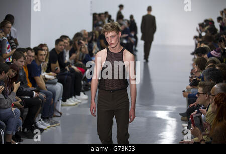 Ein Model trägt ein Design in der Lee Roach Laufsteg Show während der London Collections for Men Frühjahr/Sommer 2015 in London. Stockfoto