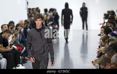 Ein Model trägt ein Design in der Lee Roach Catwalk Show während der London Collections for Men Frühjahr/Sommer 2015 in London. Stockfoto