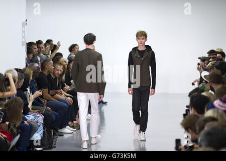 Models tragen Designs in der Lee Roach Laufsteg Show während London Collections for Men Frühjahr/Sommer 2015 in London. Stockfoto