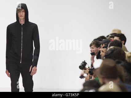 Ein Model trägt ein Design in der Lee Roach Catwalk Show während der London Collections for Men Frühjahr/Sommer 2015 in London. Stockfoto