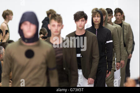 Models tragen Designs in der Lee Roach Laufsteg Show während London Collections for Men Frühjahr/Sommer 2015 in London. Stockfoto