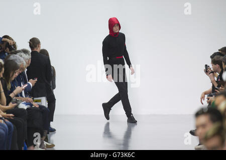 Ein Model trägt ein Design in der Lee Roach Catwalk Show während der London Collections for Men Frühjahr/Sommer 2015 in London. Stockfoto