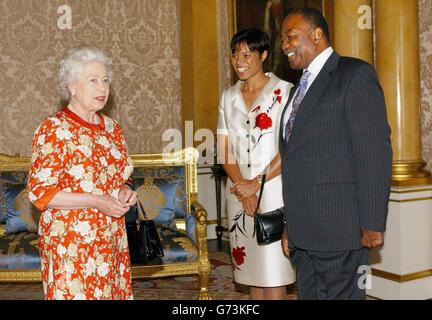 Königin Elizabeth II empfängt den Generalgouverneur von Antigua und Barbados, Sir James Carlisle, und Lady Carlisle im 1844 Room des Buckingham Palace in London. Stockfoto