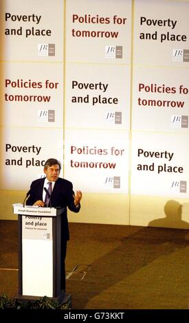 Der Schatzkanzler Gordon Brown hält eine Rede bei der Joseph Rowntree Centenery Lecture im Zentrum von London. Bundeskanzler Gordon Brown versprach, im "Krieg" gegen Kinderarmut eine neue Front zu eröffnen, und sagte, die Überprüfung der Ausgaben nächste Woche würde die "Waffen" für diesen Krieg mit Hunderten von neuen Kinderzentren und weiteren Investitionen in öffentliche Dienstleistungen liefern. Stockfoto