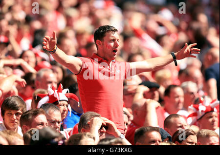 Fußball - Sky Bet League One - Play Off - Finale - Leyton Orient gegen Rotherham United - Wembley Stadium. Rotherham vereinte Fans auf den Tribünen Stockfoto