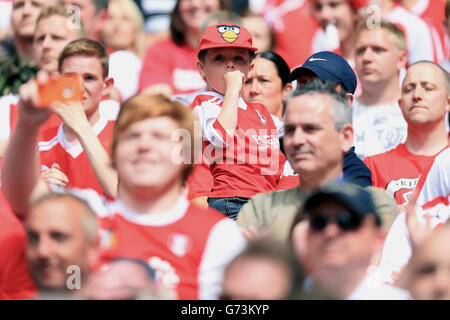 Fußball - Sky Bet League One - Play Off - Finale - Leyton Orient gegen Rotherham United - Wembley Stadium. Rotherham vereinte Fans auf den Tribünen Stockfoto