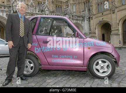 Barry Sheerman - G-Wiz Elektro-Auto Stockfoto