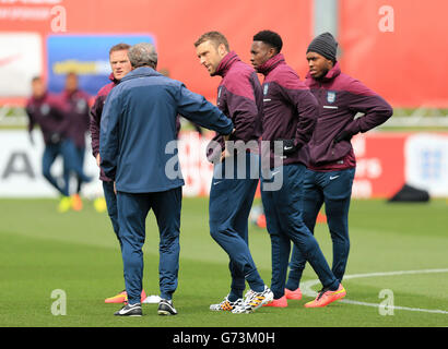 England-Manager Roy Hodgson (zweiter links) spricht mit den Streikenden (von links) Wayne Rooney, Rickie Lambert, Danny Welbeck und Daniel Sturridge während einer Trainingseinheit im St. George's Park, Burton Upon Trent. Stockfoto