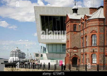 Das Museum of Liverpool, im Jahr 2011 eröffnet und von Buro Happold und 3XN, mit Albert Dock Altbauten vor. Stockfoto