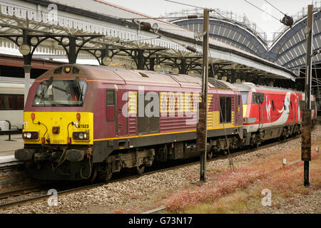 EWS-Klasse 67 Lok 67023 am Bahnhof York, UK mit Virgin Ostküste Zug hinter. Stockfoto