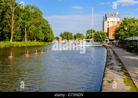 Söderköping, Schweden - 19. Juni 2016: Die Kanal Promenade entlang Göta Kanal mit freie Liegeplätze und einige Boote ankern in th Stockfoto