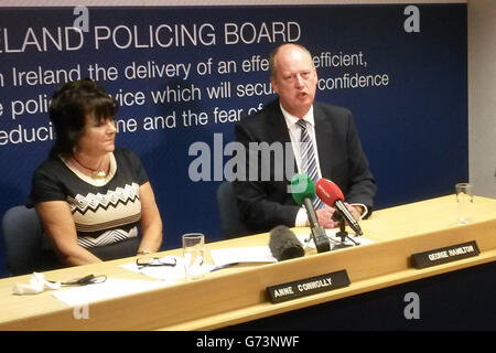 Während seiner ersten Pressekonferenz seit seiner Ernennung im Hauptsitz des nordirischen Polizeipräsidums in Belfast, wartet der neue Chefkonstabe des nordirischen Polizeidienstes (PSNI), George Hamilton, mit der Aufsichtsratsvorsitzenden Anne Connolly, auf. Wo er gelobte, die Dissidenten Republikaner hinter einem Bombenanschlag auf ein Hotel in Londonderry vor Gericht zu stellen. Stockfoto