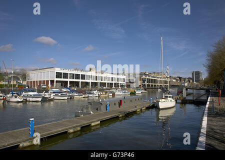 Bristol Harbour mit Blick auf die Anlegestellen und Bars am Wasser und Nachtclubs im Hafen der Stadt Bristol. Es existiert seit dem 13. Jahrhundert, wurde aber zu Beginn des 19. Jahrhunderts zu seiner heutigen Form weiterentwickelt, indem es Schleusentore auf einem Gezeitenabschnitt des Flusses Avon im Zentrum der Stadt installierte und einen Gezeitenumlauf für den Fluss zur Verfügung stellte. Er wird als schwimmender Hafen bezeichnet, da der Wasserstand konstant bleibt und er nicht vom Gezeitenzustand auf dem Fluss beeinflusst wird Stockfoto