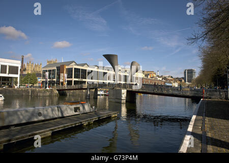 Bristol Harbour mit Blick auf die Pero's Bridge und die Bars und Nachtclubs am Wasser im Hafen der Stadt Bristol. Es existiert seit dem 13. Jahrhundert, wurde aber zu Beginn des 19. Jahrhunderts zu seiner heutigen Form weiterentwickelt, indem es Schleusentore auf einem Gezeitenabschnitt des Flusses Avon im Zentrum der Stadt installierte und einen Gezeitenumlauf für den Fluss zur Verfügung stellte. Er wird als schwimmender Hafen bezeichnet, da der Wasserstand konstant bleibt und er nicht vom Gezeitenzustand auf dem Fluss beeinflusst wird Stockfoto