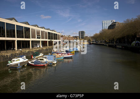 Bristol Harbour mit Blick auf die Anlegestellen und Bars am Wasser und Nachtclubs im Hafen der Stadt Bristol. Es existiert seit dem 13. Jahrhundert, wurde aber zu Beginn des 19. Jahrhunderts zu seiner heutigen Form weiterentwickelt, indem es Schleusentore auf einem Gezeitenabschnitt des Flusses Avon im Zentrum der Stadt installierte und einen Gezeitenumlauf für den Fluss zur Verfügung stellte. Er wird als schwimmender Hafen bezeichnet, da der Wasserstand konstant bleibt und er nicht vom Gezeitenzustand auf dem Fluss beeinflusst wird Stockfoto