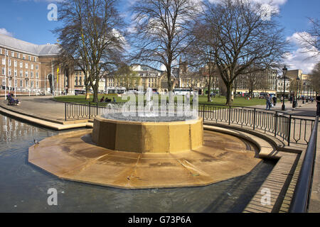 Blick Auf Die Stadt - Bristol. Ein Brunnen vor dem Rathaus von Bristol mit Blick auf College Green Stockfoto