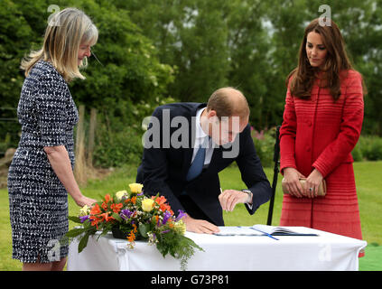 Royal Highnesses The Duke and Duchess of Cambridge, bekannt als Earl and Countess of Strathearn in Schottland, während eines Besuchs auf dem Strathearn Community Campus, um lokale Gruppen zu treffen, darunter junge Betreuer, Scouts, Cadets und Brownies sowie Vertreter von Scottish Air Ambulance. Stockfoto