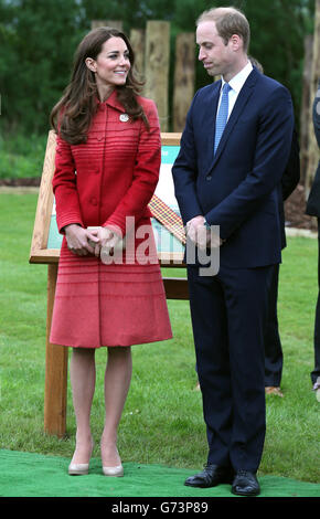 Royal Highnesses The Duke and Duchess of Cambridge, bekannt als Earl and Countess of Strathearn in Schottland, während eines Besuchs auf dem Strathearn Community Campus, um lokale Gruppen zu treffen, darunter junge Betreuer, Scouts, Cadets und Brownies sowie Vertreter von Scottish Air Ambulance. Stockfoto