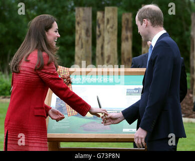 Royal Highnesses The Duke and Duchess of Cambridge, bekannt als Earl and Countess of Strathearn in Schottland, während eines Besuchs auf dem Strathearn Community Campus, um lokale Gruppen zu treffen, darunter junge Betreuer, Scouts, Cadets und Brownies sowie Vertreter von Scottish Air Ambulance. Stockfoto