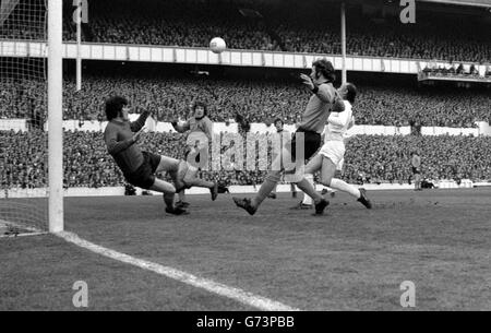 Alan Gilzean von Spurs, rechts, schießt zwischen die Verteidiger der Wölfe und schießt fast beim UEFA-Pokalfinale, der zweiten Etappe. Wolfskeeper Phil Parkes auf der linken Seite und John McAlle auf der rechten Seite. Stockfoto