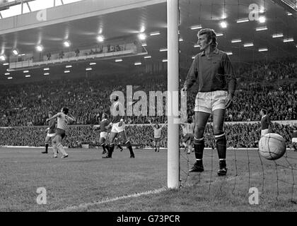 Manchester United Torwart Alex Stepney wird von Frank McLintock - links gesehen - komplett geschlagen, da er Arsenals einziges Tor im Spiel der ersten Division in Anfield erzielt. United gewann 3:1. Manchester United wurde in den ersten beiden Spielen der Saison nach dem Hooliganismus bei Old Trafford in der vorherigen Saison verboten, zu Hause zu spielen. Stockfoto