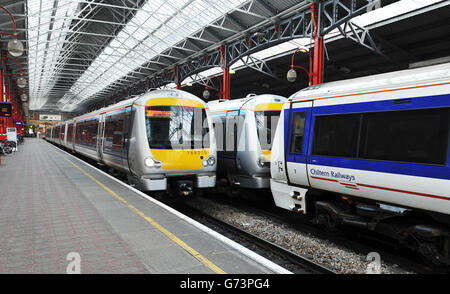 Eine allgemeine Ansicht der Chiltern Railways Züge in den Bahnsteigen am Marylebone Bahnhof, Central London. Stockfoto