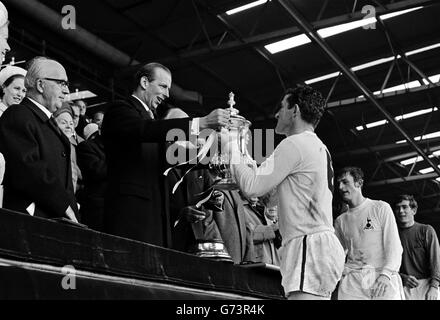 Ein Lächeln der Zustimmung des Duke of Kent, als er die Trophäe an Tottenham Hotspur Kapitän Dave Mackay überreicht, nachdem Spurs das FA Cup Finale gewonnen hatte und Chelsea 2-1 in Wembley besiegt hatte. Hinter dem Kapitän ist Jimmy Robertson, der Spurs erstes Tor erzielte. Stockfoto