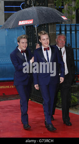 Jedward kommt für die Pride of Ireland Awards, die die unbesungenen Helden des Landes im Mansion House in Dublin feiern. Stockfoto