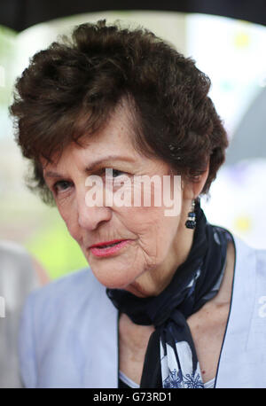 Philomena Lee kommt im Mansion House in Dublin zur Verleihung der Pride of Ireland Awards an, die die unbesungenen Helden des Landes feiern. Stockfoto