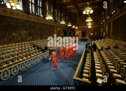 Yeoman of the Guard, in traditioneller Uniform, geht während der zeremoniellen Suche vor der Staatseröffnung des Parlaments im House of Lords, London, durch die Königliche Galerie. Stockfoto