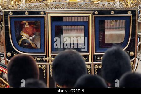 Eine Kutsche mit dem Prinzen von Wales und der Herzogin von Cornwall verlässt den Buckingham Palace, London, vor der Eröffnung des Parlaments. Stockfoto