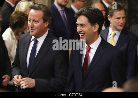 Premierminister David Cameron und Oppositionsführer Ed Miliband sprechen, während sie durch die Mitgliederlobby gehen, bevor die Queen bei der Eröffnung des Parlaments in London spricht. Stockfoto