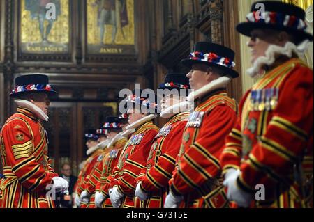 Yeomen der Garde bereiten die zeremonielle Durchsuchung vor der Staatseröffnung des Parlaments im Palace of Westminster in London vor. Stockfoto