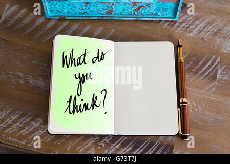 Was denkst du? handschriftlich auf notebook Stockfoto