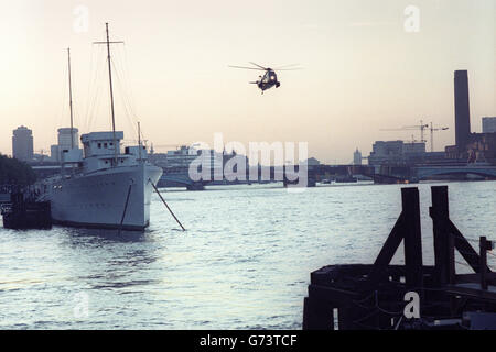 Ein Helikopter durchsucht den Thomas am ersten Licht am Morgen, nachdem der Pleasure Cruiser Marchioness nach einer Kollision mit dem Bagger Bowbelle versank. Stockfoto